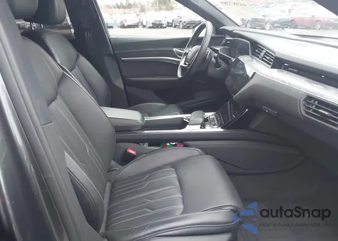 2019 Audi E-Tron Premium Plus z USA, uszkodzony, nr VIN WA1VAAGEXKB006593